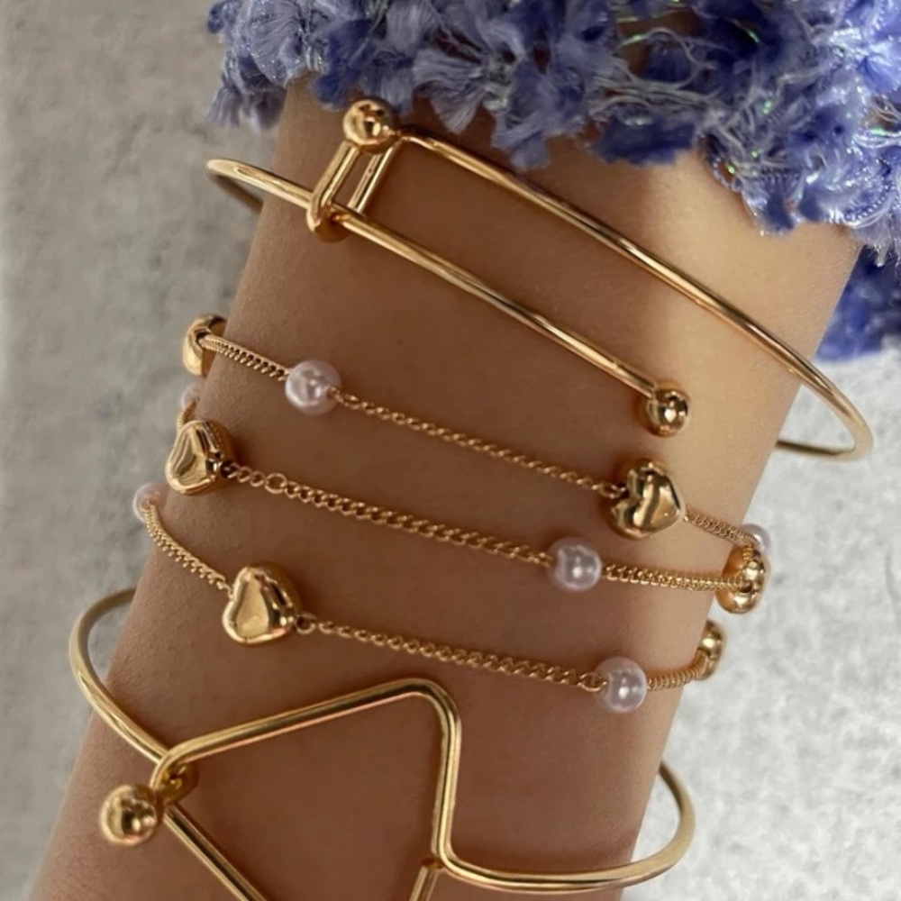Set of 5 gold bracelets